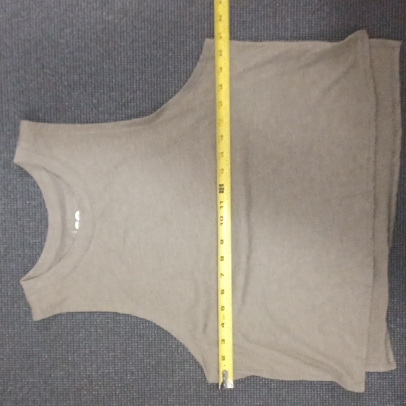 XL tank tops w/ small side splits. Gray & Green sleeveless tops. NWT - Picture 10 of 15